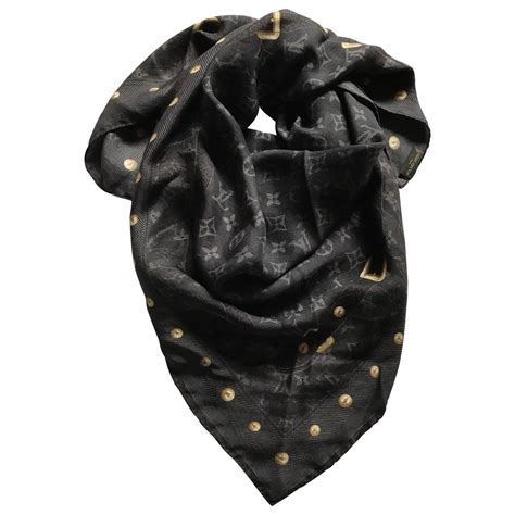 louis vuitton navy scarf.